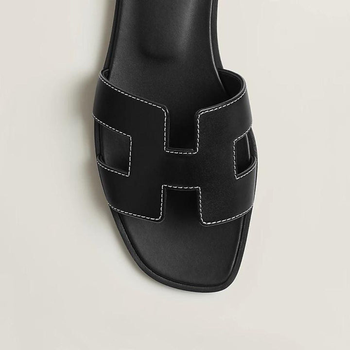 Verstellbare Damen Flache Sandalen mit offener Zehenpartie und schicken Cut-outs für heiße Tage.