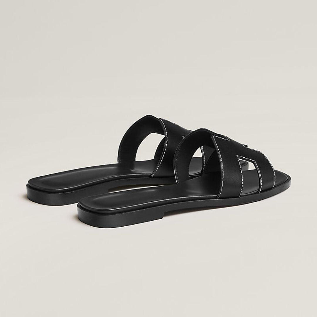 Damen Flache Sommersandalen mit eleganten Cut-outs, bequemer Passform und rutschfester Sohle.