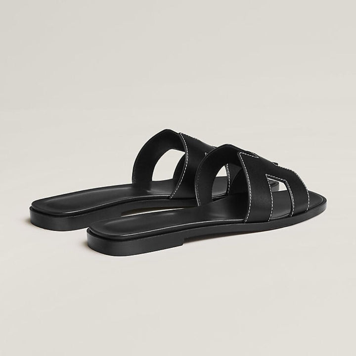 Damen Flache Sommersandalen mit eleganten Cut-outs, bequemer Passform und rutschfester Sohle.