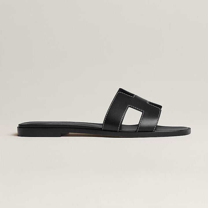 Kerry Damen Sandalen: Flache Sandalen mit einzigartigem Cut-out Riemendesign für eleganten Sommer-Look.