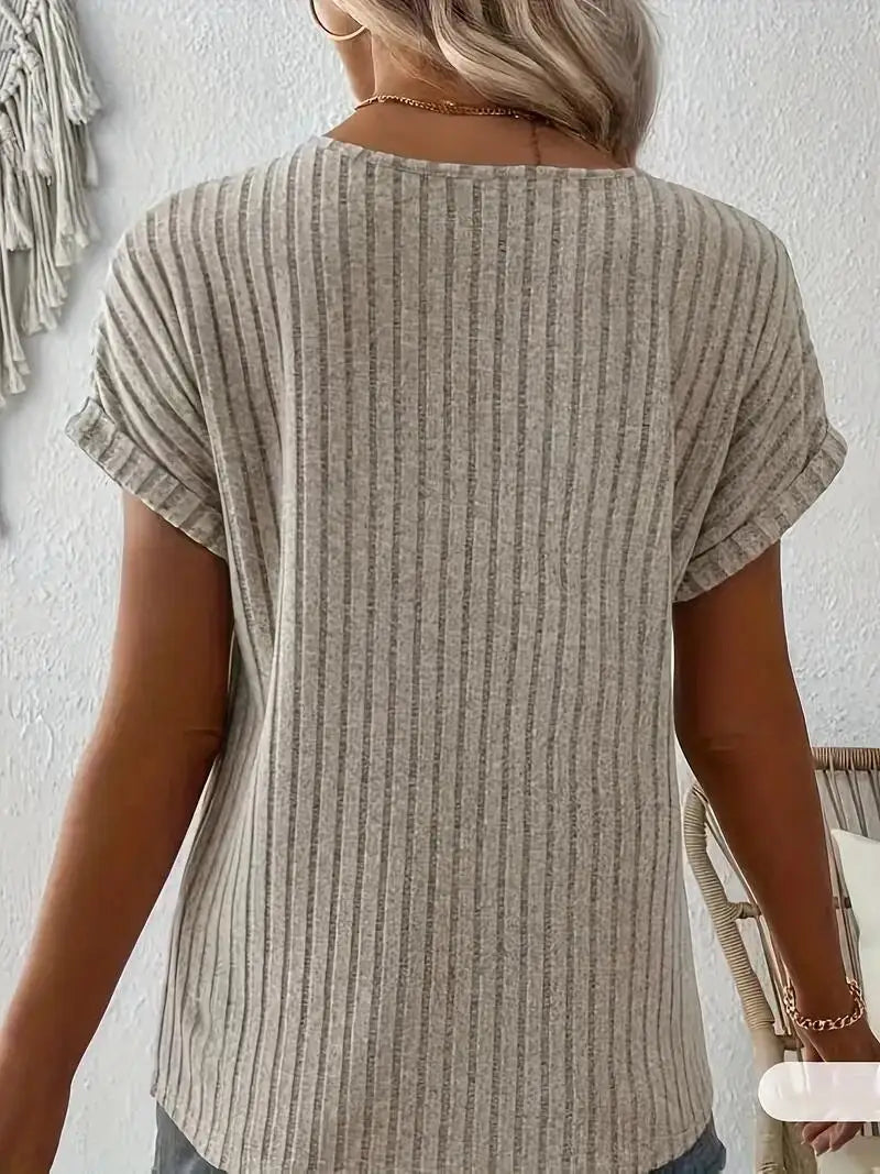 Tailliertes Damen Oberteil gerippt, V-Ausschnitt mit Knöpfen, perfekt für Frühlings- und Sommermode.