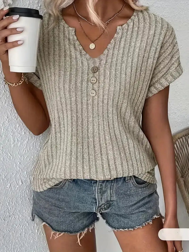 Schickes Freizeit-T-Shirt für Damen, gerippt, mit V-Ausschnitt & Knopfleiste, hoher Komfort im Business Casual Look.