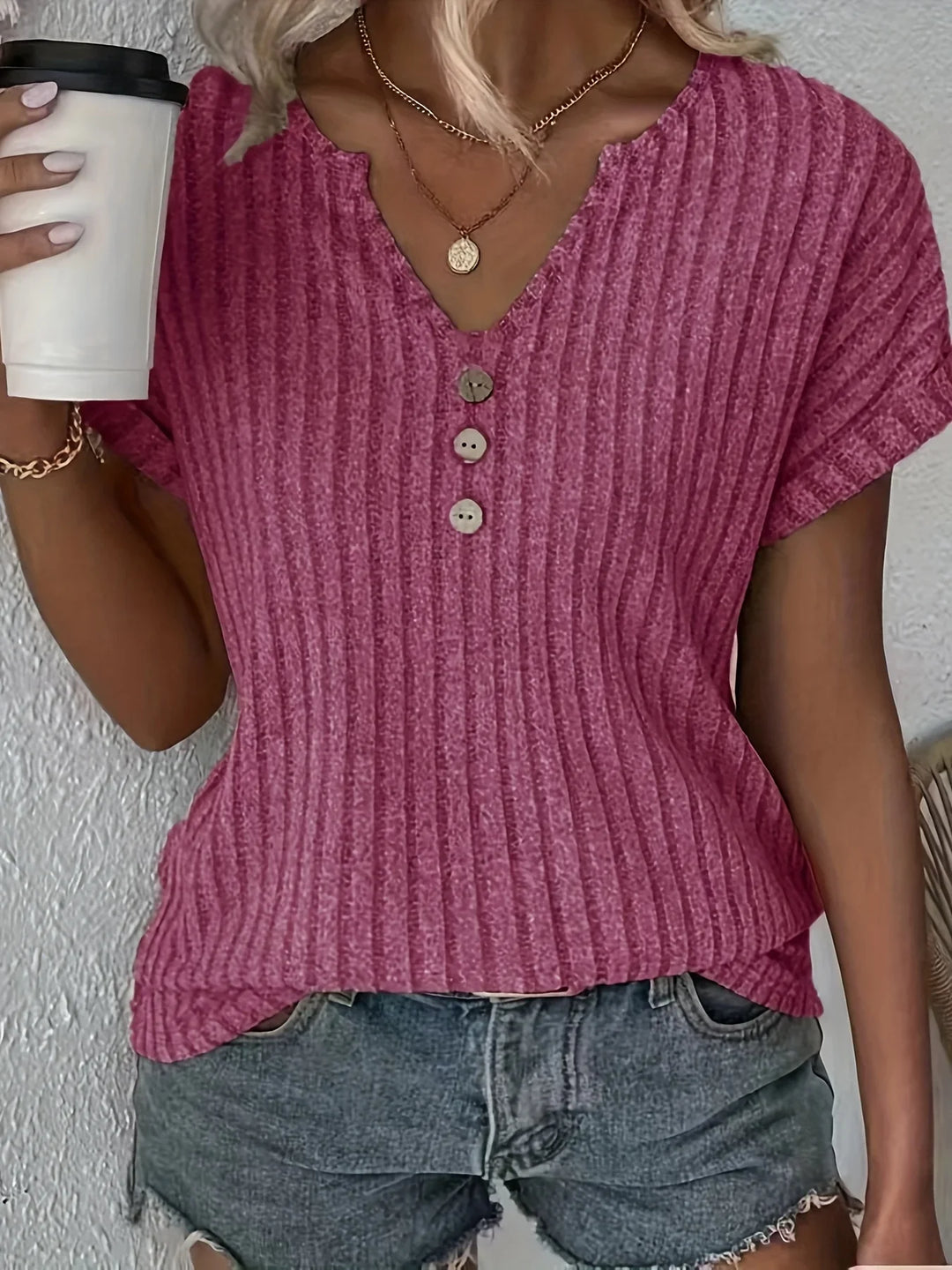 Damen Basic T-Shirt, gerippt, mit V-Ausschnitt & Knöpfen, ein Must-have für Ihre Business Casual Garderobe.