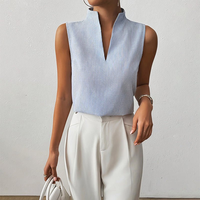 Modisch gestreifte ärmellose Damenbluse mit Stehkragen, perfekt kombiniert für elegante Business-Looks.
