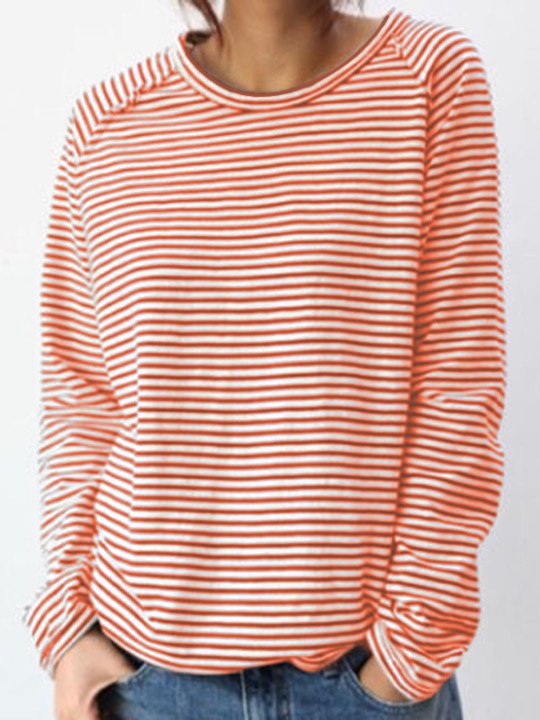 Nahaufnahme des gestreiften Stoffs: Modisches, weiches Damen Top mit eleganten Streifen, ideal für Frühling und Sommer.