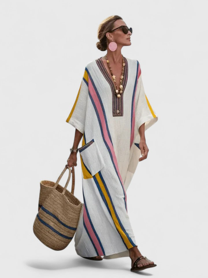 Modisches gestreiftes Kaftankleid für Damen. Langes Oversized Sommerkleid mit V-Ausschnitt für entspannte Tage.