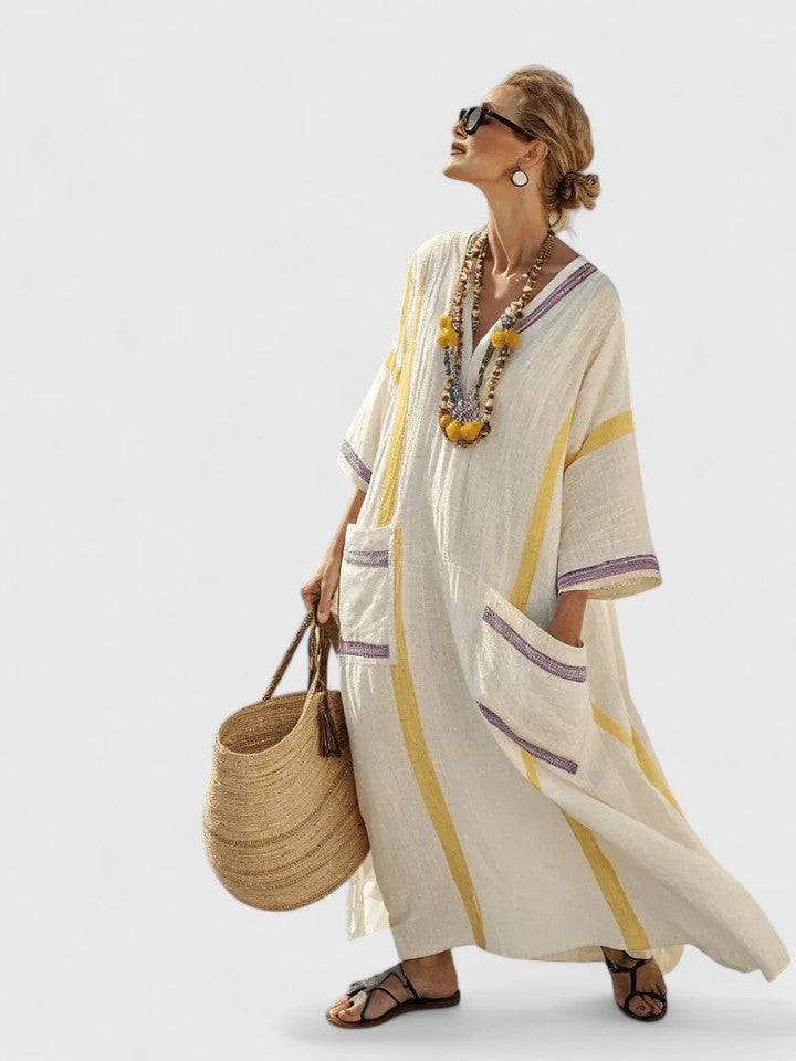 Fließendes gestreiftes Damen Kaftankleid mit V-Ausschnitt. Langes Oversized Strandkleid, ideal für warme Tage.