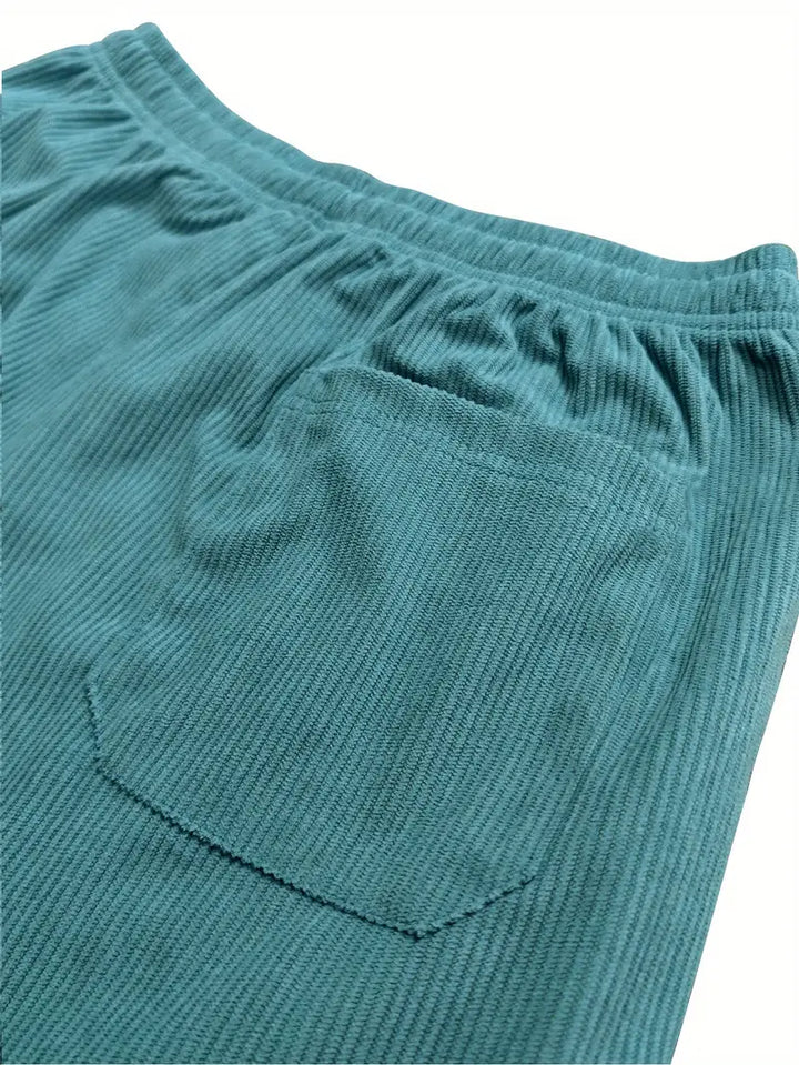 Herbstliche Damen Cordhose, High-Waist und weites Bein, perfekt für ein gemütliches und schickes Outfit.
