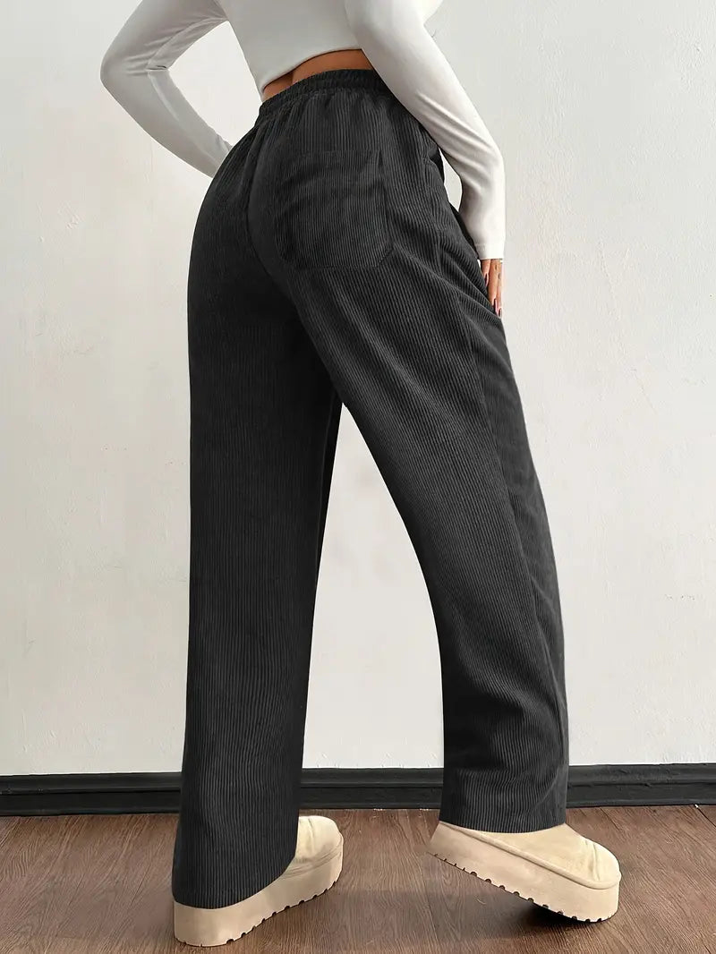 Damen High-Waist Hose aus Cord mit weitem Bein, in Schwarz, klassisch und bequem für jede Jahreszeit.