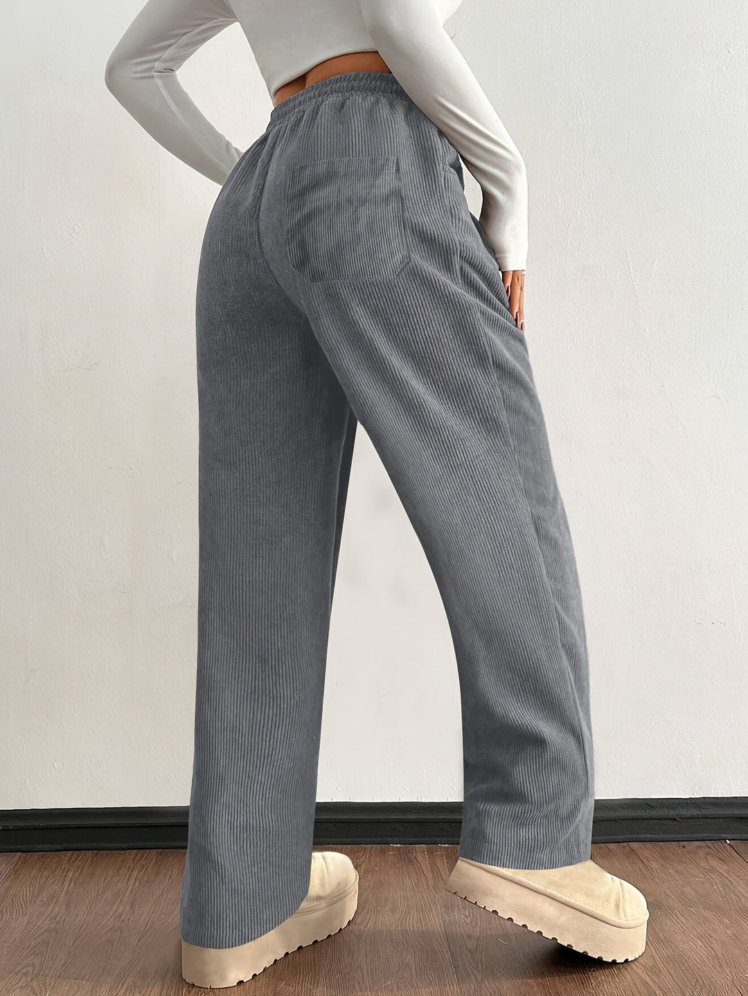 Stilvolle High-Waist Damen Cordhose mit weitem Bein in Beige, komfortabel und elegant für den Herbst.