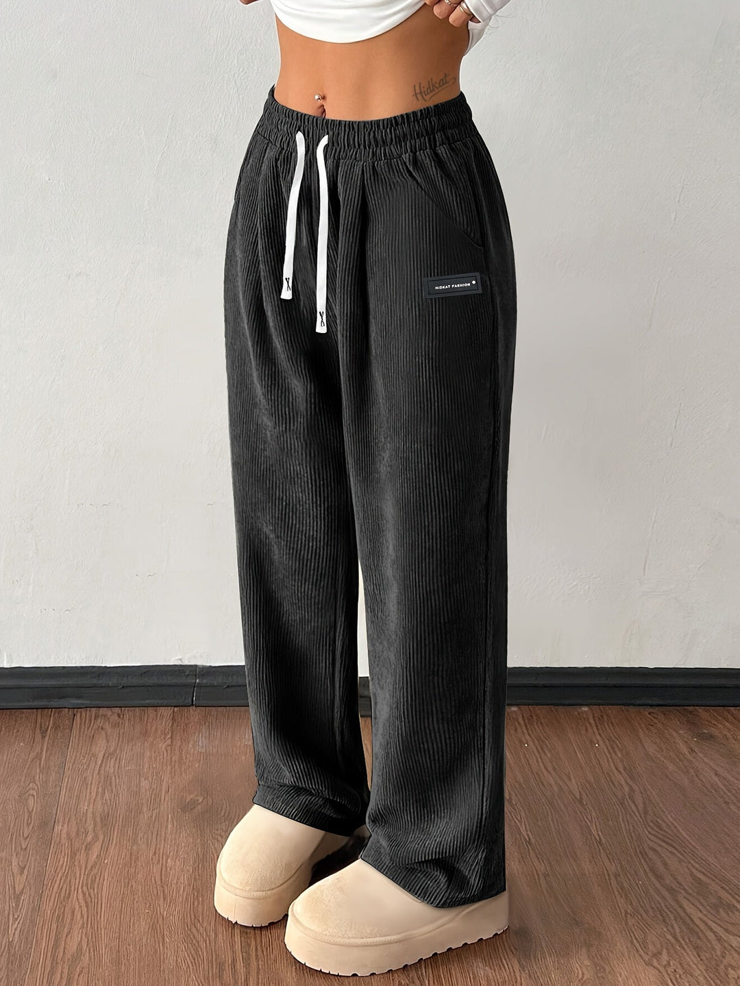 Bequeme Damen Jogger-Cordhose mit High-Waist und weitem Bein, perfekt für entspannte Tage.