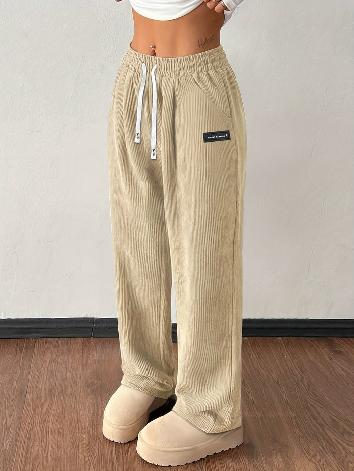 Trendige High-Waist Cordhose für Damen mit weitem Bein, modisch und vielseitig kombinierbar.