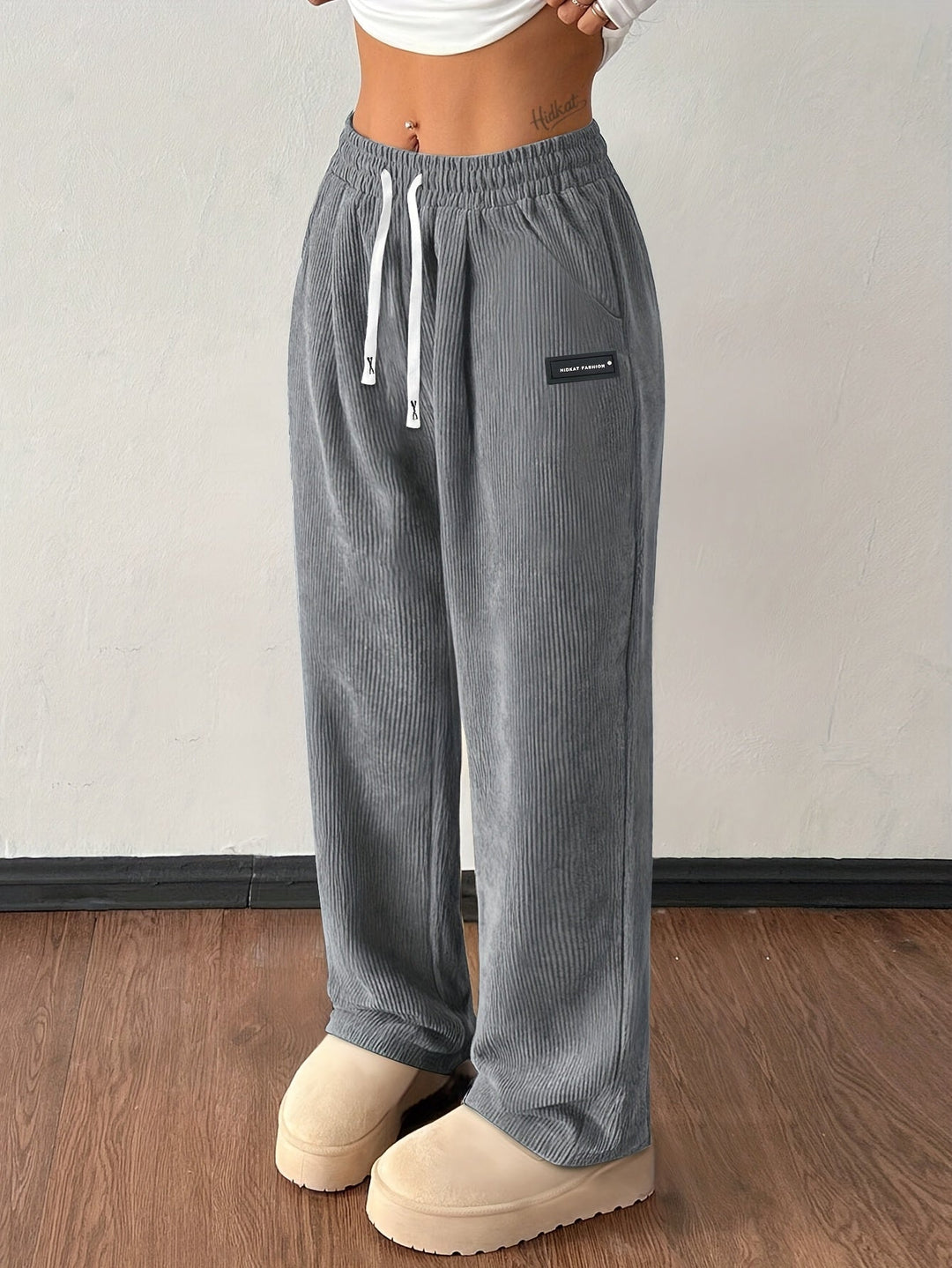 Dunkelblaue Damen Cordhose mit weitem Bein und hohem Bund, stilvolle Winterkleidung.