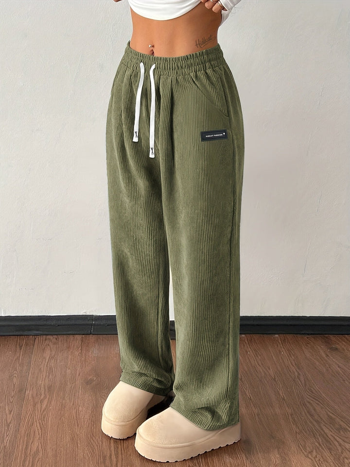 Klassische Damen Cordhose mit High-Waist Schnitt und weitem Bein, zeitlos elegant und bequem.