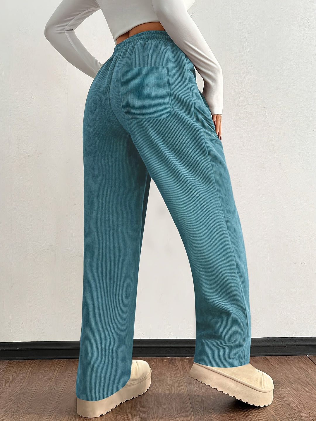 Grüne Damen Cordhose mit weitem Bein und High-Waist, lässige Herbstmode für jeden Tag.
