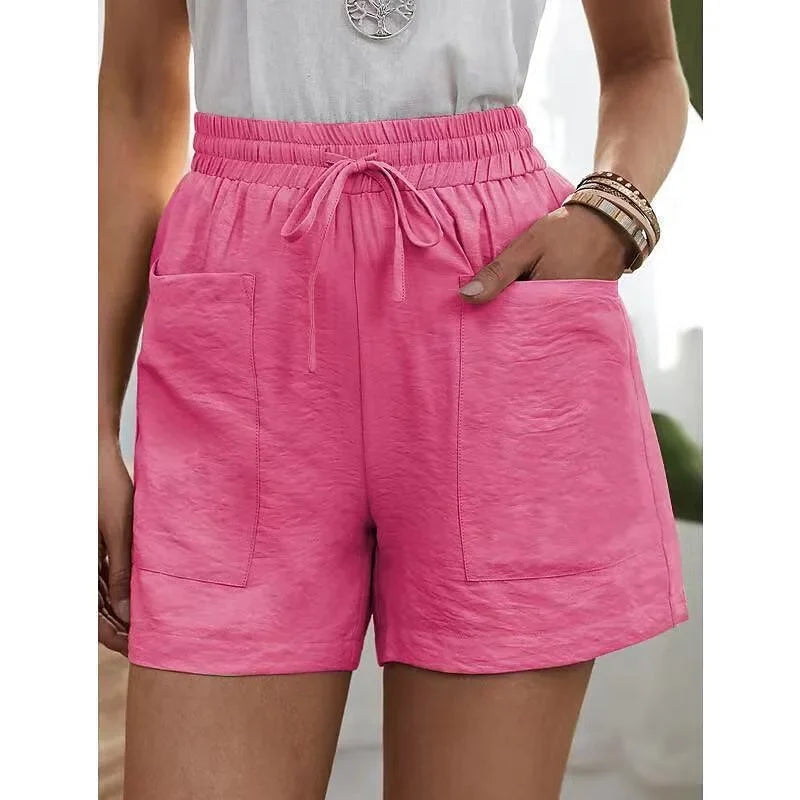 Model trägt trendige schwarze Damen High Waist Shorts mit elastischem Bund im Casual-Look.