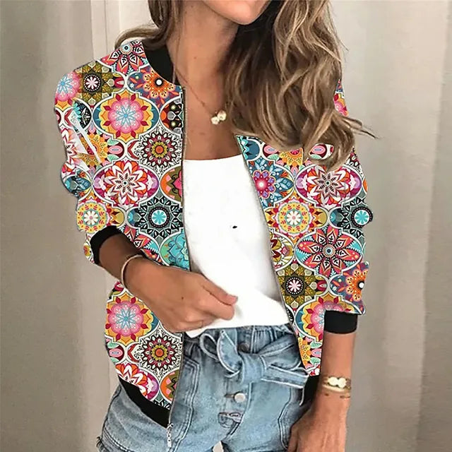 Rückenansicht der Damen Printjacke Elena. Gemustertes Design & bequeme Passform. Ideal für Freizeit.