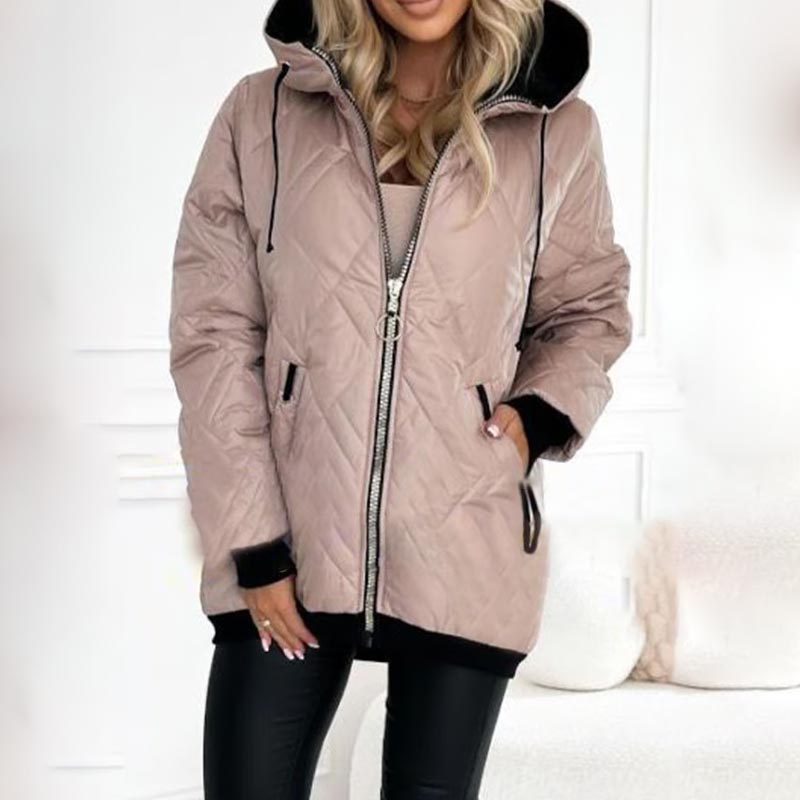 Robuste Damen Outdoorjacke, warm und wetterfest für den Herbst. Ideal für Aktivitäten im Freien.