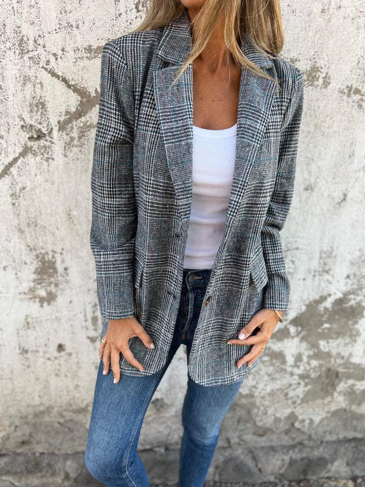 Modische Damen-Jacke mit klassischem Karomuster in Schwarz-Braun, ideal für Herbst und legere Anlässe.