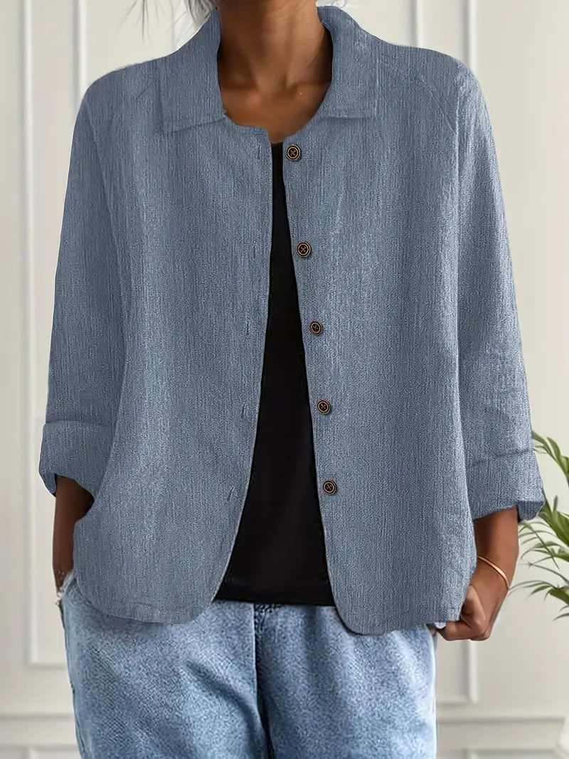 Klassische Damen-Strickjacke in Marineblau, leicht und bequem für den Alltag.