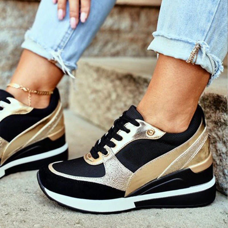 Eleganter Damen Sneaker in Schwarz-Gold mit erhöhtem Keilabsatz, ideal für Komfort und Stil im Alltag.