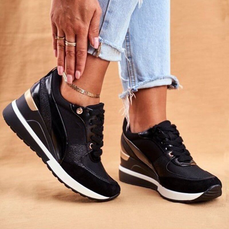 Orthopädischer Damen Komfortschuh in Gold-Schwarz. Unterstützt gesunde Füße, perfekt für Freizeit.