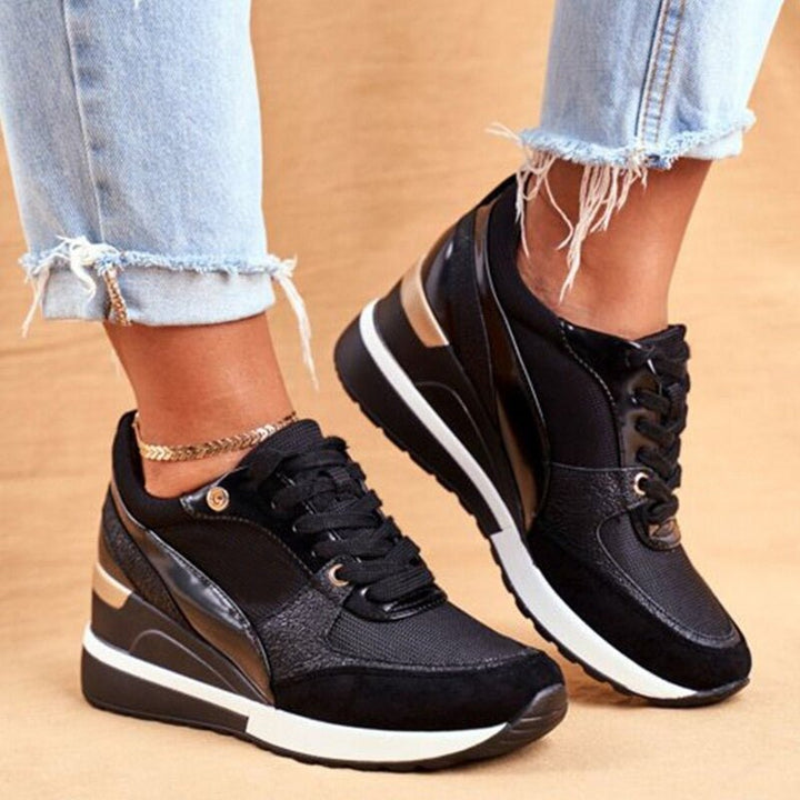 Bequemer Damen Sneaker mit Keilabsatz und orthopädischen Einlegesohlen. Ideal für den ganzen Tag.