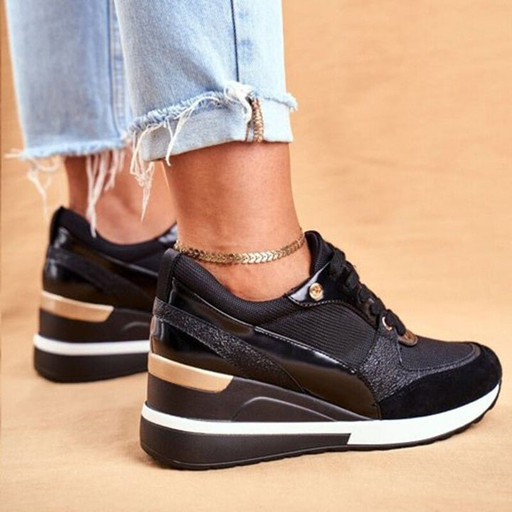 Moderne Damenschuhe in Schwarz-Gold: Komfort-Sneaker mit orthopädischen Sohlen und elegantem Design.