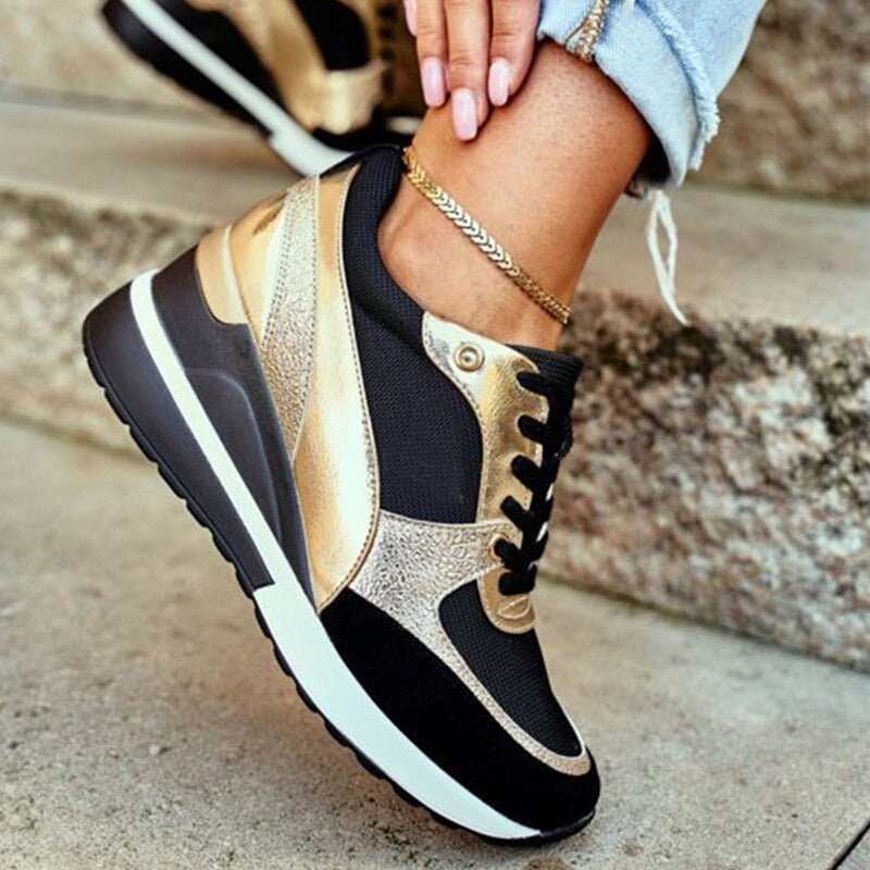 Damen Komfort-Sneaker Gold-Schwarz. Orthopädische Schuhe mit bequemer Passform und Keilabsatz für Freizeit.