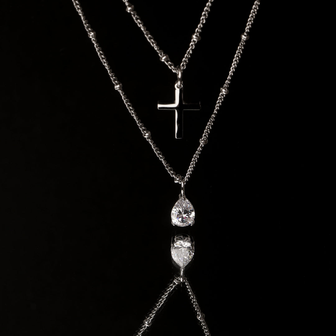 Bequeme Damen Kreuzkette Silber, hypoallergen & wasserfest, minimalistischer Edelstahlschmuck.