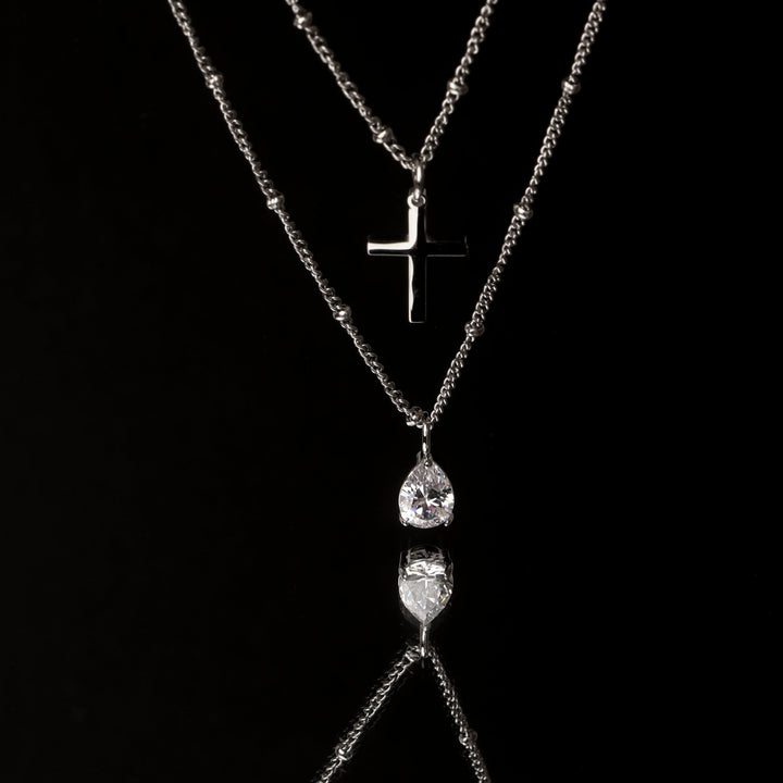 Bequeme Damen Kreuzkette Silber, hypoallergen & wasserfest, minimalistischer Edelstahlschmuck.