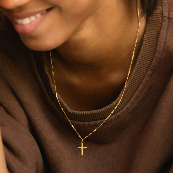 Elegante Goldkette mit Kreuz-Anhänger für Damen, aus wasserfestem, hypoallergenem Edelstahl.