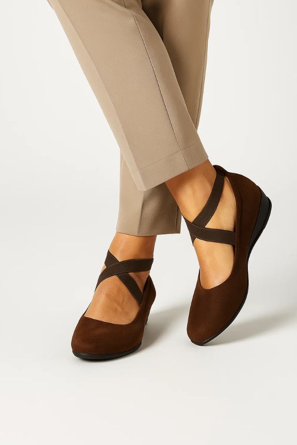 Atmungsaktive Damen Kreuzriemen Sandalen, weich gepolstert für lang anhaltenden Fußkomfort, rutschfeste Sohle.