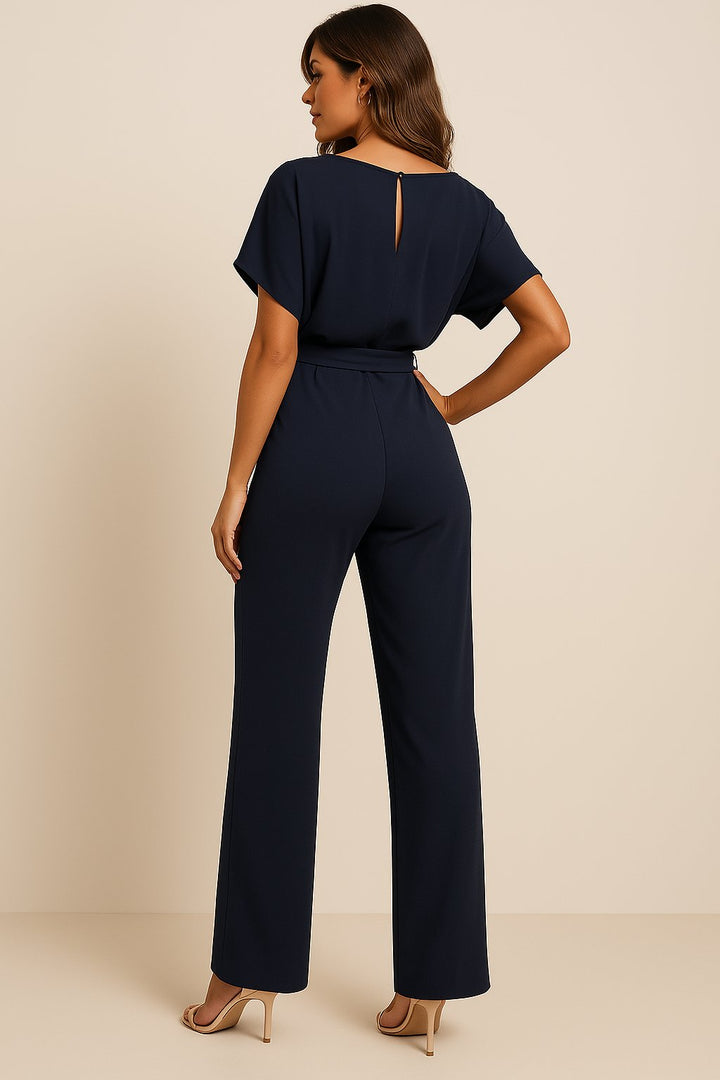 Eleganter Damen Jumpsuit mit Bindegürtel und weitem Bein. Ein stylischer Einteiler für modebewusste Frauen.