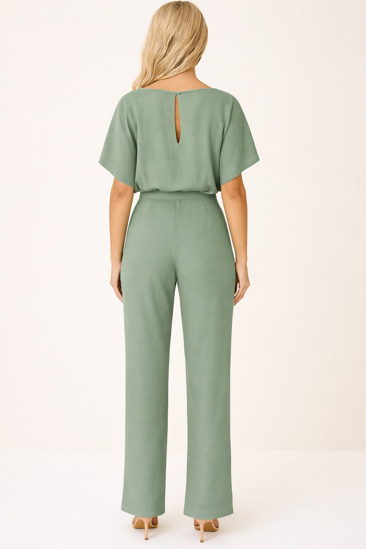 Moderner Damen Jumpsuit mit Bindegürtel, weitem Bein & Kurzarm. Vielseitiger Overall für Alltag & Events.