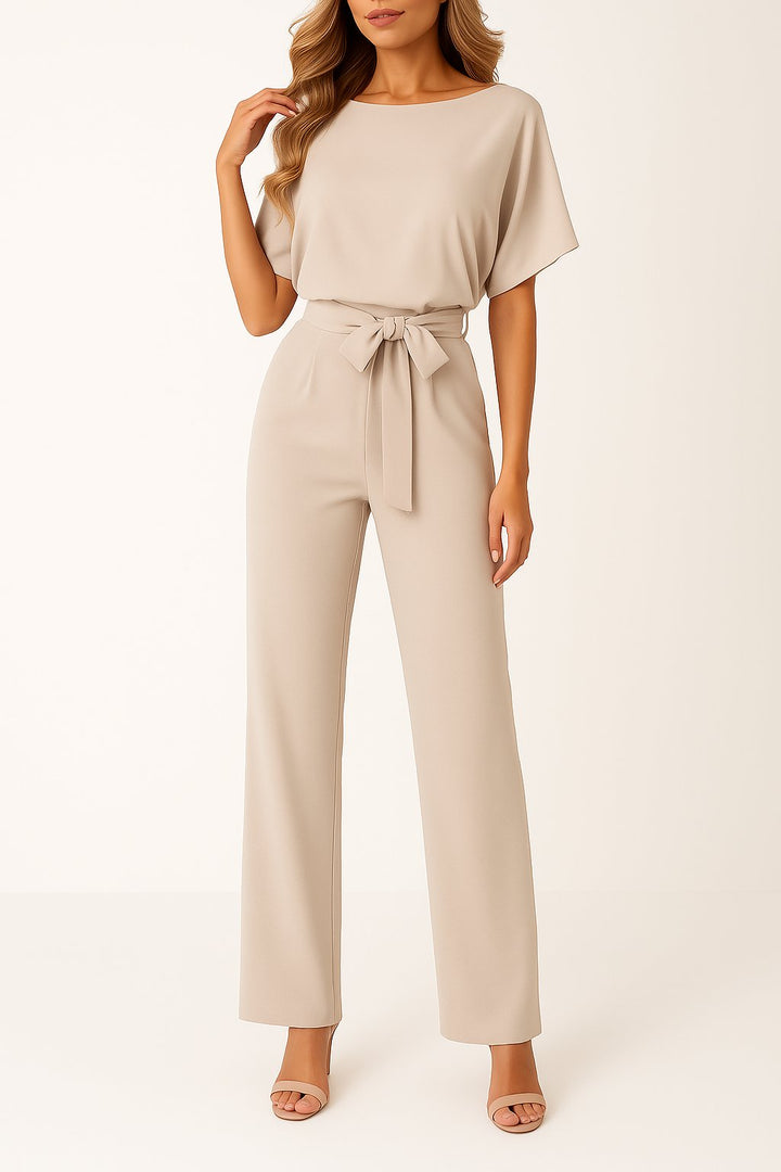 Festlicher Damen Overall mit elegantem Bindegürtel. Idealer Kurzarm-Jumpsuit für besondere Anlässe.