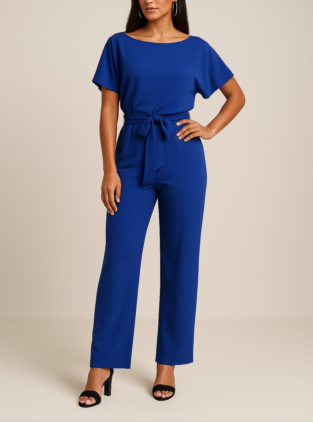 Damen Bindegürtel-Jumpsuit mit weitem Bein. Dieser komfortable Einteiler ist perfekt für Modebewusste.