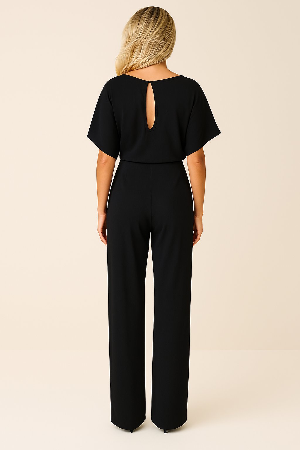 Bequemer Damen Jumpsuit mit Bindegürtel und weitem Bein. Eleganter Kurzarm-Overall für den Tag.