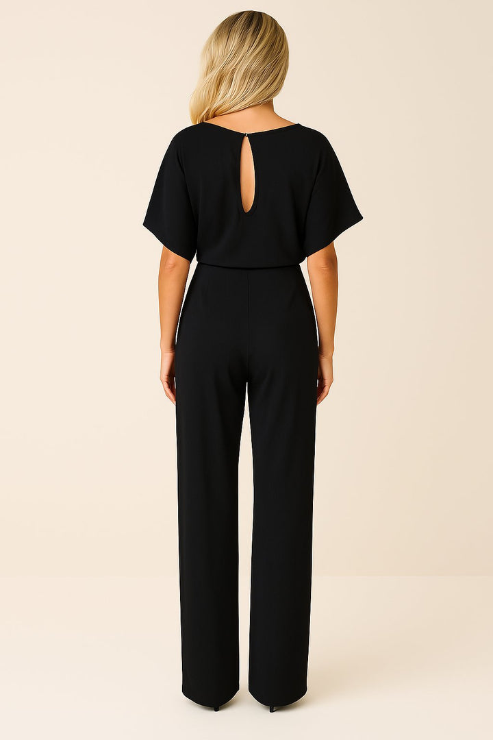 Bequemer Damen Jumpsuit mit Bindegürtel und weitem Bein. Eleganter Kurzarm-Overall für den Tag.
