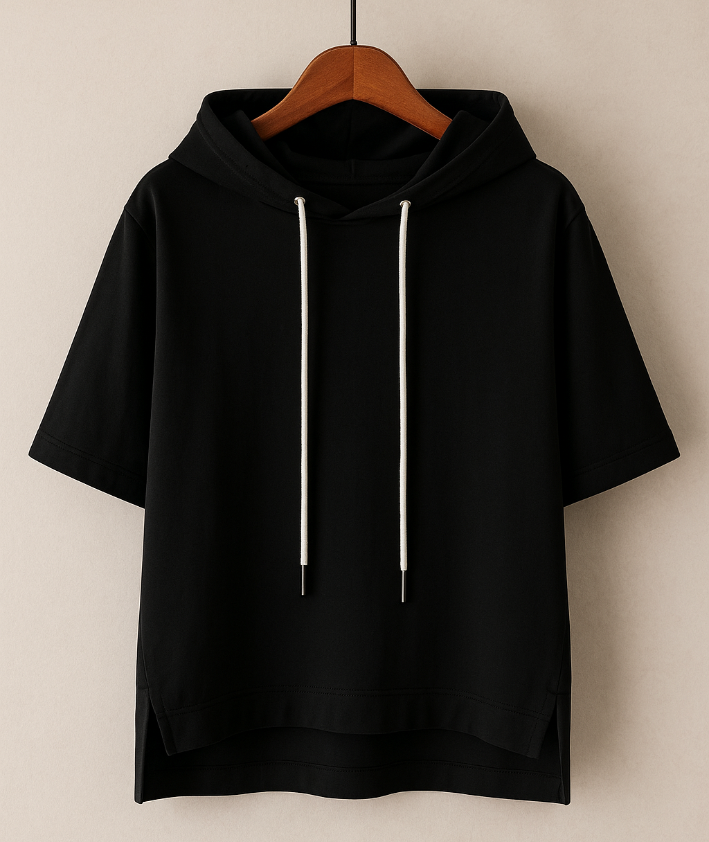 Vielseitiger Damen Kurzarm-Hoodie, perfekt als entspanntes Top oder für einen modernen Layer Look in der Freizeit.