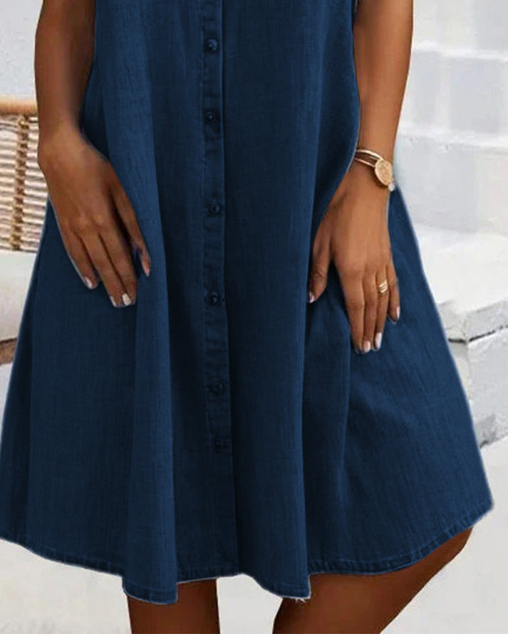 Vielseitiges A-Linien-Damenkleid, kurzärmelig, mit Knopfleiste. Perfekte Alltagsmode für Damen.
