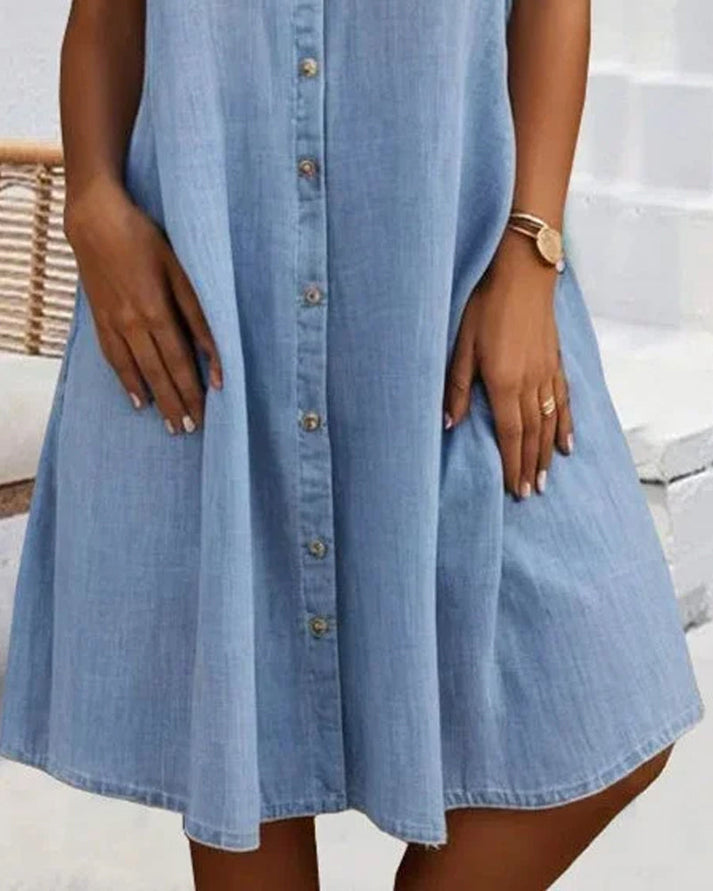 Bequemes Kurzarmkleid für Damen mit Knopfleiste, erhältlich in Blau, Schwarz und Marineblau. Sommerlich elegant.