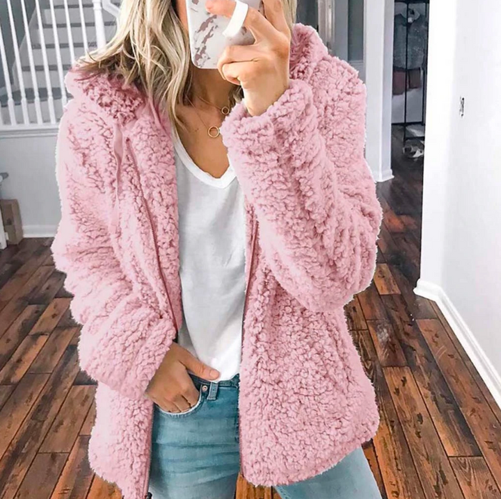 Rückansicht der komfortablen Oversized-Damenjacke mit Kapuze, lässiger Stil für Herbst & Freizeit.