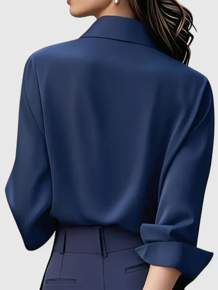 Modernes Damen Langarmtop für den Winter, elegant, mit verdeckter Knopfleiste und abgerundetem Saum.