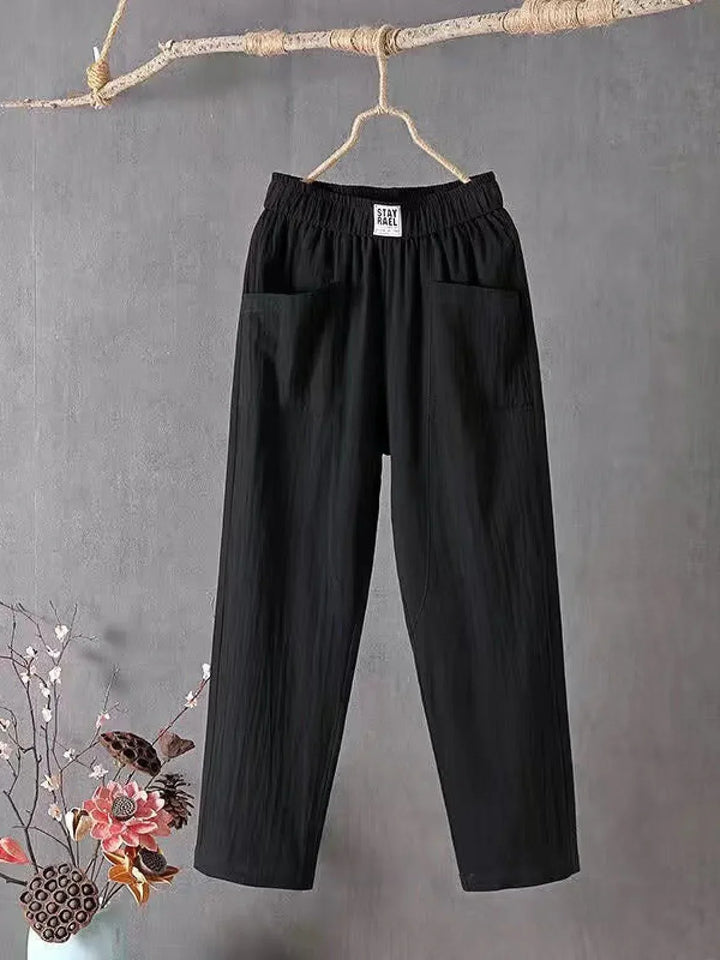 Moderne Damenhose mit weitem Bein und seitlichen Taschen, aus leichtem Stoff, ideal für warme Sommertage.