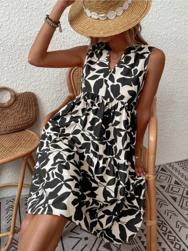 Model im fließenden Sommerkleid, ideal für Spaziergänge am Meer oder entspannte Tage. Leichtes Strandkleid.