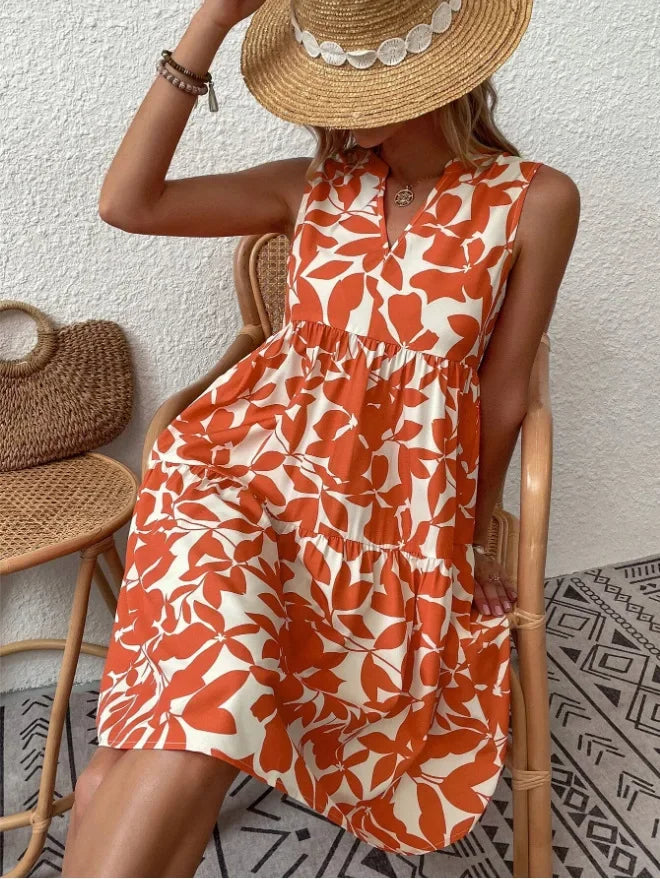 Frau im legeren Damenkleid für den Sommer, kombiniert mit Sandalen. Ideales Freizeitkleid für Damen.