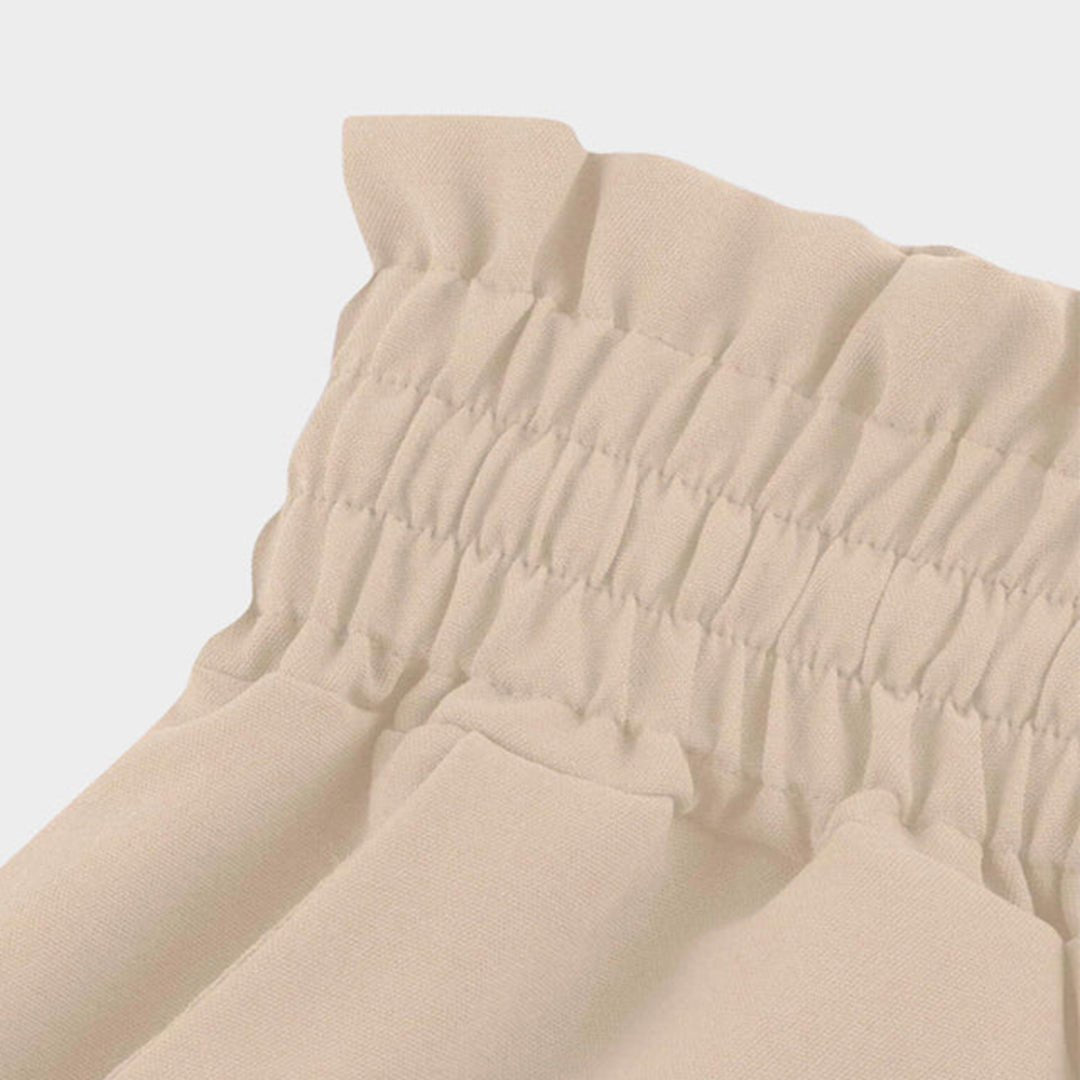 Entspannte, schicke weiße Damen-Hose mit weitem Bein und hohem Bund, ideal für einen komfortablen Sommer-Look.