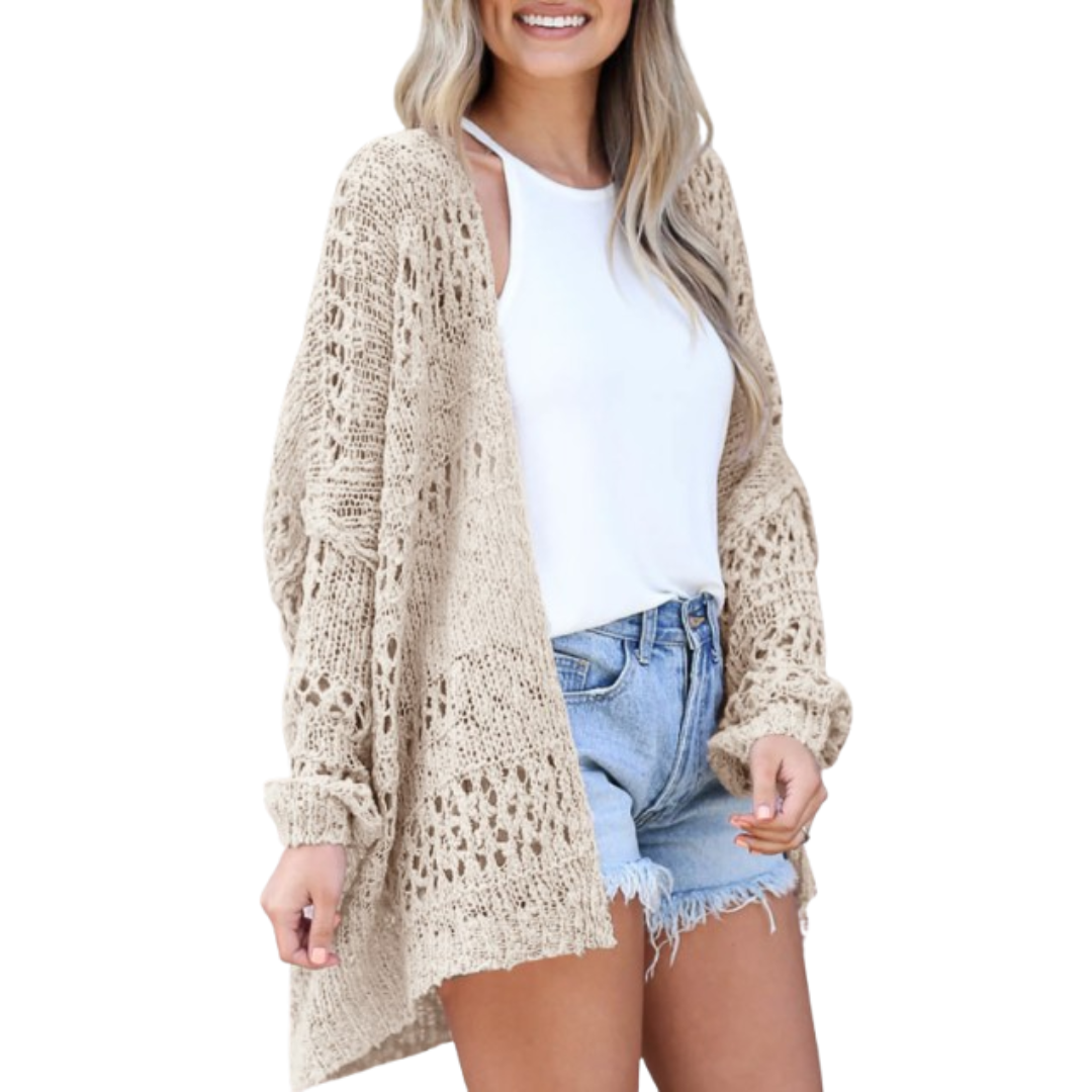 Frau trägt luftige Damen Boho Strickjacke mit offenem Schnitt. Leichter Herbst-Cardigan, perfekt für herbstliche Lagenlooks.