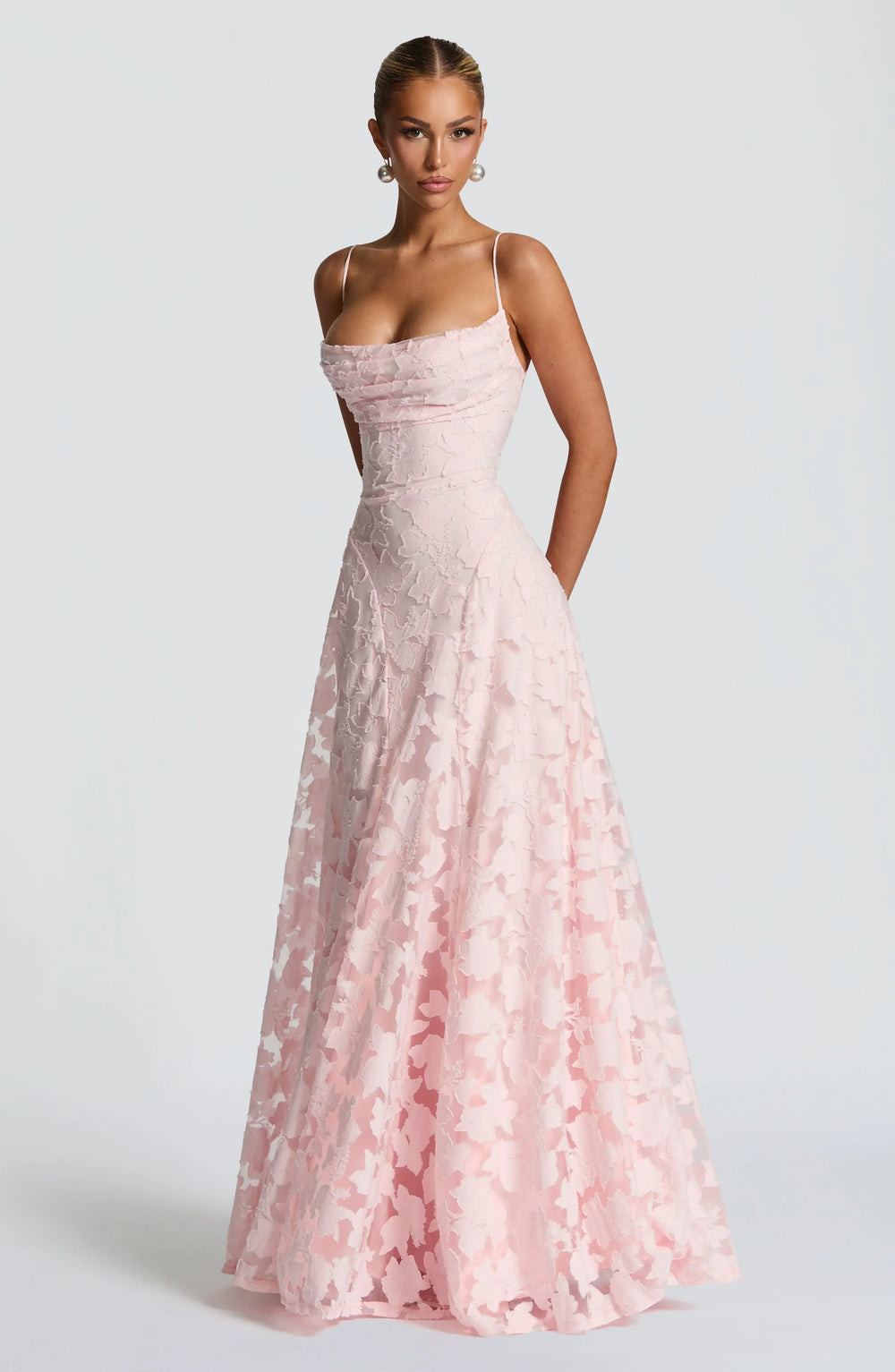 Festliches A-Linie Maxikleid für Damen, mit romantischem Blütenmuster und zarten Spaghettiträgern.